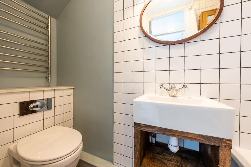Lovely Self-Contained Basement Studio With Kitchen 伦敦 外观 照片