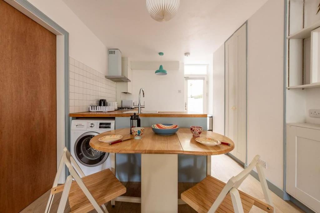Lovely Self-Contained Basement Studio With Kitchen 伦敦 外观 照片