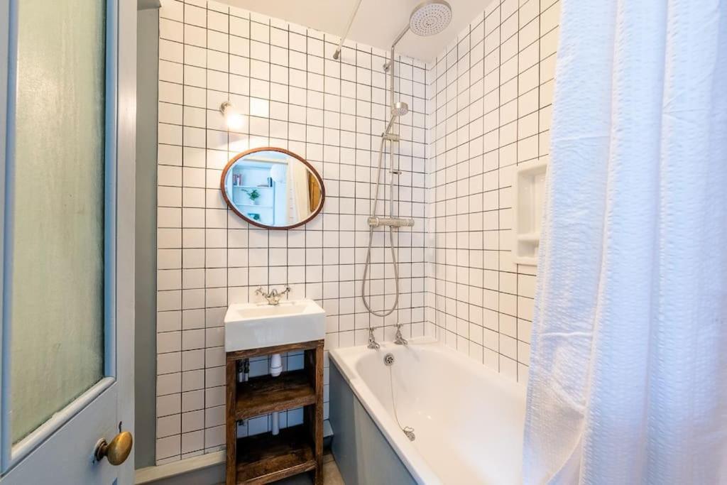 Lovely Self-Contained Basement Studio With Kitchen 伦敦 外观 照片